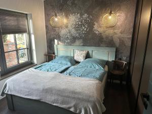 赫林斯科Design apartmán v zahradě的一间卧室配有带2个枕头的床