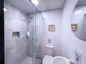 圣安德烈斯Island Vibes的一间带卫生间和玻璃淋浴间的浴室