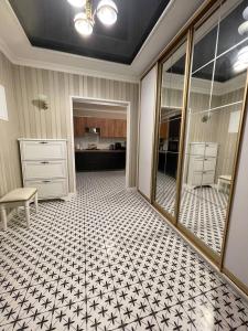 鲍里斯皮尔格雷斯公寓的厨房铺有白色和黑色的瓷砖地板。