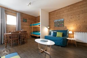 Villarodin-BourgetCôté-Bourget, 2 apparts 10 personnes et 4 personnes, proche des stations La Norma Aussois的客厅配有蓝色的沙发和桌子