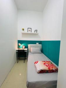 迪拜Short Stay Partition Room in Al Barsha 1 Near Mashreq Metro的一间卧室配有一张床和一张书桌
