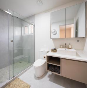 普拉亚弗拉明戈AYLA D - lovely Ocean view Studio in Flamingo的浴室配有卫生间、盥洗盆和淋浴。