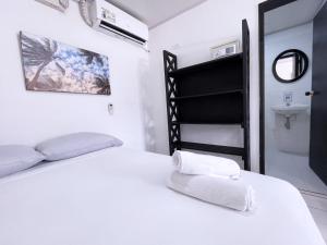 圣安德烈斯Island Vibes的白色卧室设有床铺和水槽