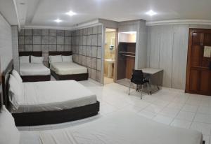 巴拿马城HOTEL SAN THOMAS INN的酒店客房配有两张床和一张书桌