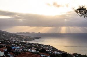 加乌拉Casa do Mundo Madeira的阳光照耀着大海