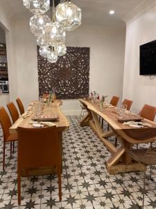 新奥尔良Serenity in the Marigny的大型用餐室配有木桌和椅子
