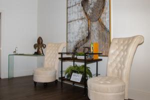 新奥尔良Serenity in the Marigny的客厅配有两把椅子和一张桌子