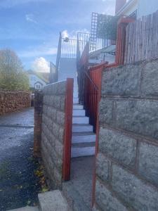 托基The Nest的通往带红色围栏的房子的楼梯