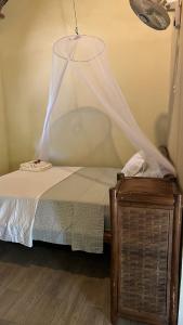 El GiganteThe Grand Mango的一间卧室配有一张带蚊帐的床