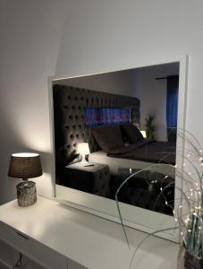 阿尔斯多夫Apartment Laurier的镜子中卧室的反射,镜子中的床