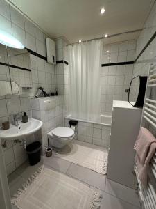 阿尔斯多夫Apartment Laurier的白色的浴室设有卫生间和水槽。