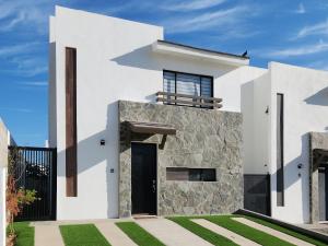 圣何塞德尔卡沃Casa NUEVA ¡San José del Cabo!的白色的石制房子