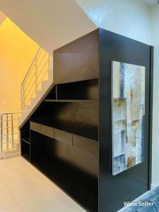IbejuIVYs 4 Bedroom Luxury Entire Apartment Duplex with Wifi in Lekki的墙上画画的楼梯