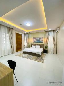 IbejuIVYs 4 Bedroom Luxury Entire Apartment Duplex with Wifi in Lekki的一间大卧室,卧室内配有一张床铺