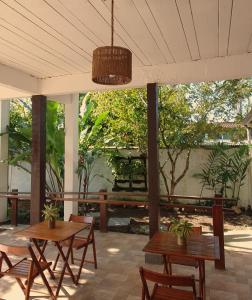 帕拉蒂Pousada Mawe的两把木桌和椅子,位于带树木的庭院