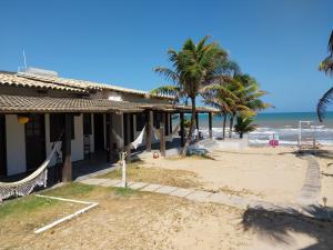 SítioPousada Marinheiro的棕榈树和海洋海滩上的别墅