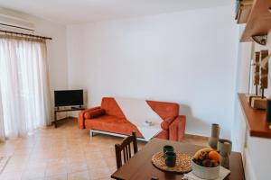 波帝卡Apartments Villa Rania的客厅配有桌子和沙发