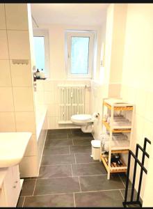 杜伊斯堡City Apartment Duisburg Netflix &Wlan & Kingsize Bett & Big TV & Central的白色的浴室设有卫生间和水槽。