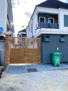 IbejuIVYs 4 Bedroom Luxury Entire Apartment Duplex with Wifi in Lekki的房屋前的木栅栏