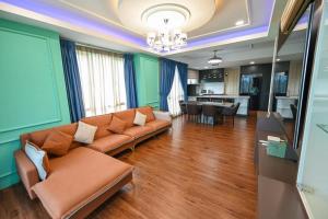 古晋Santubong Suites Lower Level的带沙发的客厅和厨房