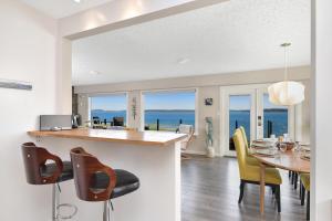 North SaanichBazan Bay Beach House的一间厨房和海景用餐室