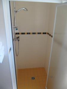 Saint-Georges康塔尔酒店的带淋浴的小浴室,铺有黄色瓷砖地板