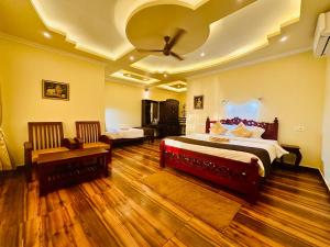 瓦尔卡拉Maadathil Cottages & Beach Resort的一间大卧室,配有一张大床和木地板