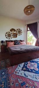 布莱伦Rumah Batu的一间卧室配有一张带地毯的大床