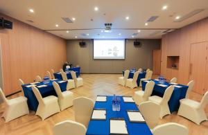 上海上海徐汇滨江智选假日酒店的一间会议室,配有蓝色的桌子和白色的椅子
