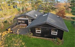 NordbyBeautiful Home In Sams With Kitchen的屋顶黑房子的顶部景色