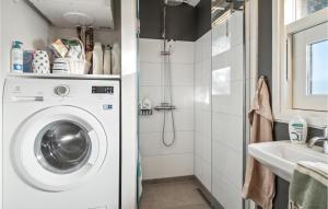 NordbyBeautiful Home In Sams With Kitchen的浴室配有白色洗衣机及水槽