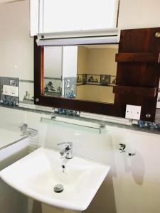 埃拉Ella HIDE VIEW的浴室设有白色水槽和镜子