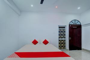 巴特那OYO Flagship Your Room & Guest House的卧室配有红色和白色的床和门