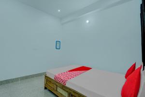 巴特那OYO Flagship Your Room & Guest House的一间卧室配有红色枕头的床