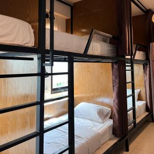 Phra Ae beachHappiness Hostel的客房设有四张双层床和窗户。
