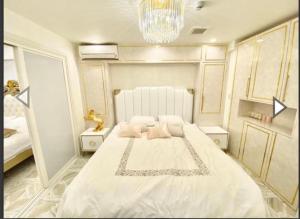 东京Reimi Mondo201的卧室配有带粉红色枕头的大型白色床