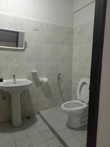 乔木提恩海滩Chai Ben guesthouse的一间带卫生间和水槽的浴室