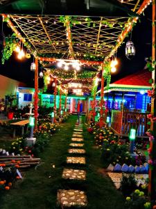 库亚加塔Banorupa Kuakata hotel的花园中装饰着圣诞灯的房子