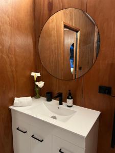PoharaRelaxing Getaway in Pohara的浴室设有白色水槽和镜子