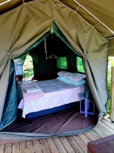 格拉斯科普Chosen Glamping Tents的帆布帐篷内的一张床