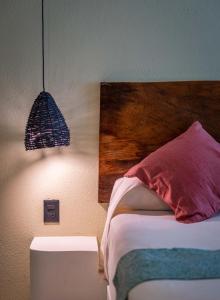圣克鲁斯华特库Hotel Bindani’的一间卧室配有一张带木制床头板的床