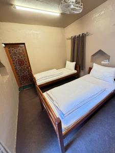 Bīmahbait bimah travel lodge的一间卧室,配有两张床