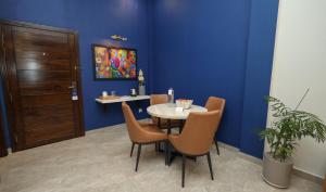 伊斯兰堡The Mark的蓝色墙壁的房间里一张桌子和椅子