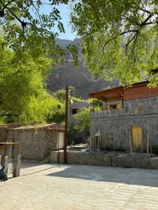 Bīmahbait bimah travel lodge的一座小石头建筑,背景是一座山