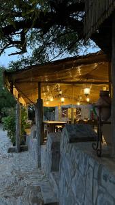 Bīmahbait bimah travel lodge的一间设有石墙和屋顶的户外餐厅