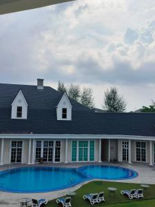金宝Trails of Kampar Villa Homestay的大型房屋,设有大型游泳池