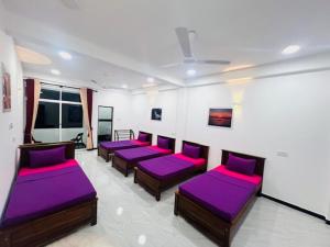 卡图纳耶克Concey Transit Hotel Airport view的一间客房内配有紫色软垫床的房间