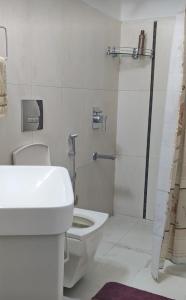 贾姆穆Simbha's Homestay的浴室配有卫生间、盥洗盆和淋浴。