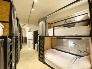 台中市薇薇青旅-嚞驫驛站的一间设有两张双层床的客房
