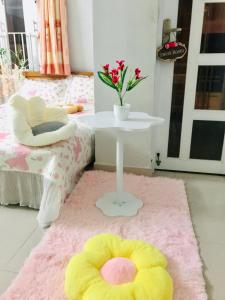 芽庄Lucky Home的一间设有桌子和粉红色地毯的房间